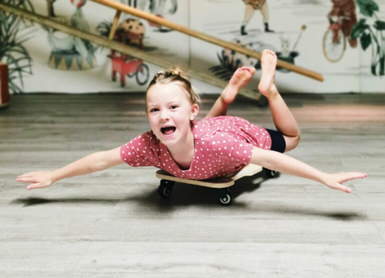 Enfant Utilisant la Planche à Roulettes - Position Allongée