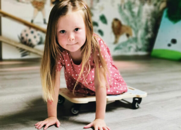 Enfant Utilisant la Planche à Roulettes - Position A Genoux